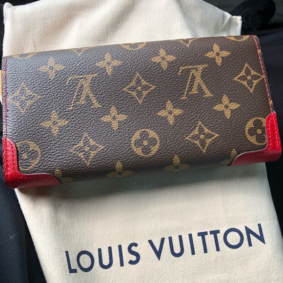 Louis Vuitton clutch worth 825 selling for 400 - Picture 5 of 5